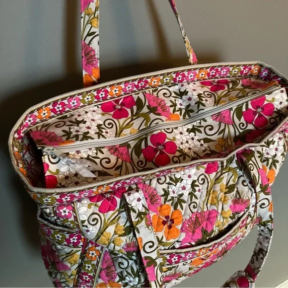 SOLD Vera Bradley Get Carried Away Large Tote/weekender LIKE NEW - Picture 3 of 12